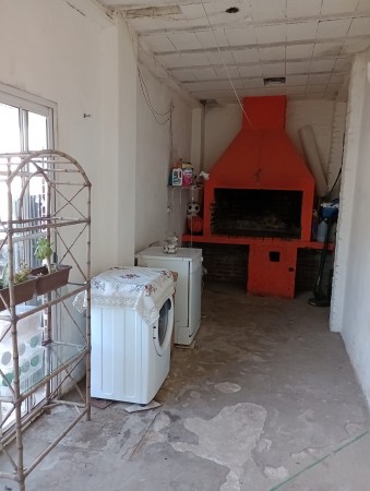 (AUT. 344) VENDO REGIA CASA CON AMPLIO TERRENO, HAY FACILIDADES DE PAGOS. CALLE CANADÁ 5633 - MORENO