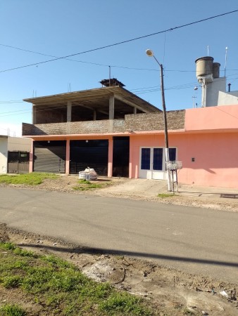 VENDO REGIA CASA EN DOS PLANTAS CON LOCALES COMERCIALES IDEAL INVERSIONISTA