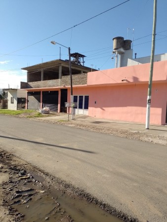 VENDO REGIA CASA EN DOS PLANTAS CON LOCALES COMERCIALES IDEAL INVERSIONISTA