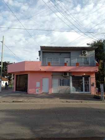 VENDO REGIA CASA EN DOS PLANTAS CON LOCALES COMERCIALES IDEAL INVERSIONISTA