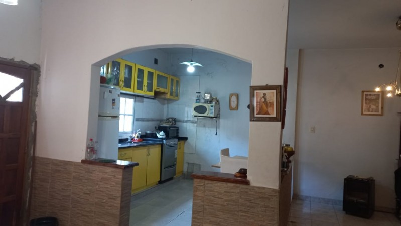 (AUT. 394) VENDO AMPLIA Y  EXCELENTE CASA CON LOCALES COMERCIALE UBICADO PROXIMO A RUTA 25 Y A ACCESO OESTE.S