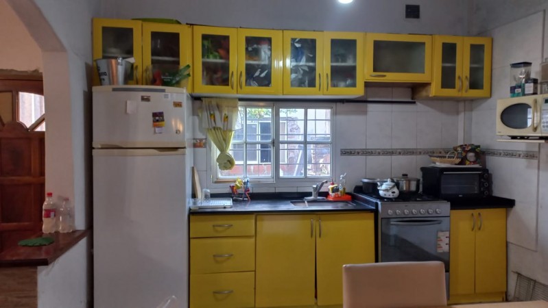 (AUT. 394) VENDO AMPLIA Y  EXCELENTE CASA CON LOCALES COMERCIALE UBICADO PROXIMO A RUTA 25 Y A ACCESO OESTE.S