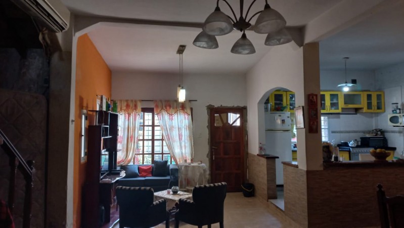 (AUT. 394) VENDO AMPLIA Y  EXCELENTE CASA CON LOCALES COMERCIALE UBICADO PROXIMO A RUTA 25 Y A ACCESO OESTE.S