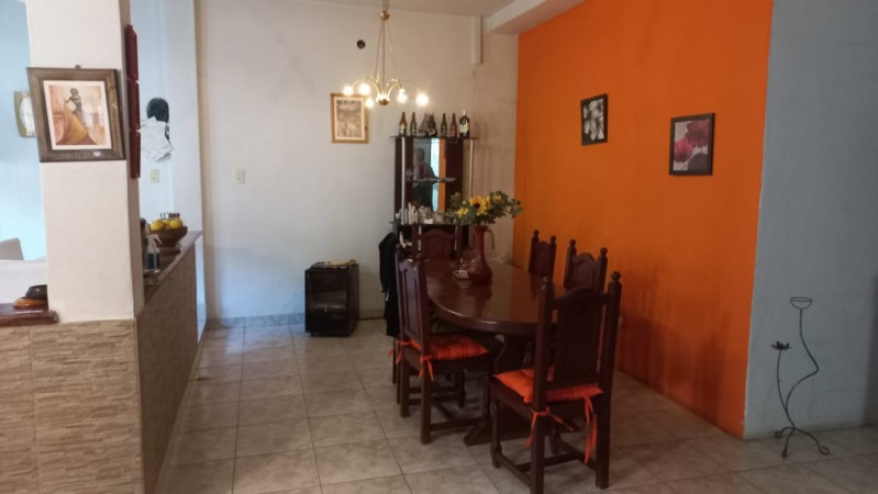 (AUT. 394) VENDO AMPLIA Y  EXCELENTE CASA CON LOCALES COMERCIALE UBICADO PROXIMO A RUTA 25 Y A ACCESO OESTE.S