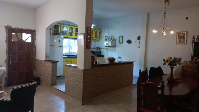 (AUT. 394) VENDO AMPLIA Y  EXCELENTE CASA CON LOCALES COMERCIALE UBICADO PROXIMO A RUTA 25 Y A ACCESO OESTE.S