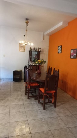 (AUT. 394) VENDO AMPLIA Y  EXCELENTE CASA CON LOCALES COMERCIALE UBICADO PROXIMO A RUTA 25 Y A ACCESO OESTE.S