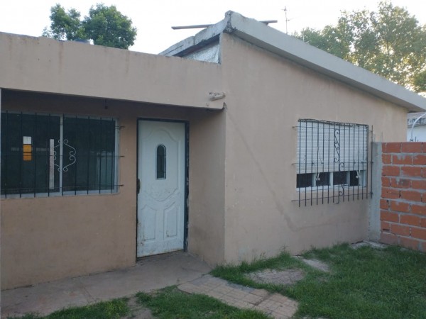 ALQUILO CASA DE MATERIAL CON 2 DORMITORIOS EN LA REJA