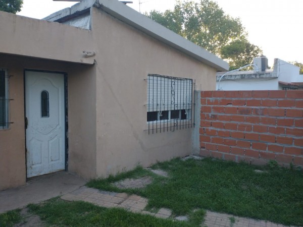 ALQUILO CASA DE MATERIAL CON 2 DORMITORIOS EN LA REJA
