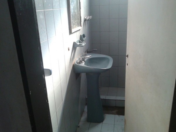 ALQUILO CASA DE MATERIAL CON 2 DORMITORIOS EN LA REJA