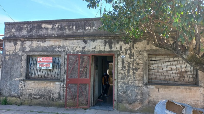 VENDO  AMPLIA CASA DE MATERIAL CON TERRENO  A RECICLAR EN BARRIO LA PERLITA - MORENO