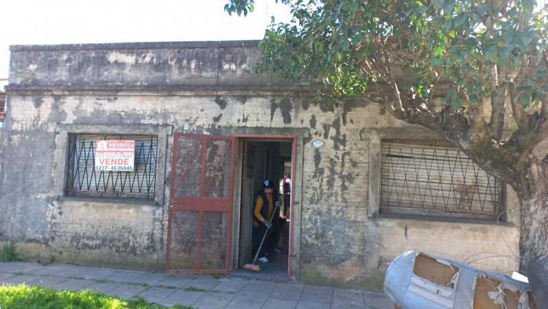 VENDO  AMPLIA CASA DE MATERIAL CON TERRENO  A RECICLAR EN BARRIO LA PERLITA - MORENO