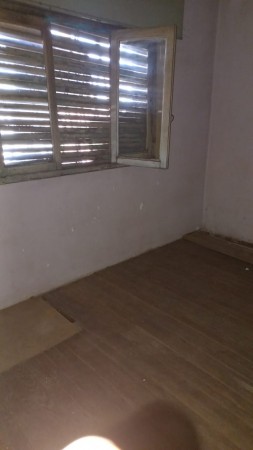 VENDO  AMPLIA CASA DE MATERIAL CON TERRENO  A RECICLAR EN BARRIO LA PERLITA - MORENO