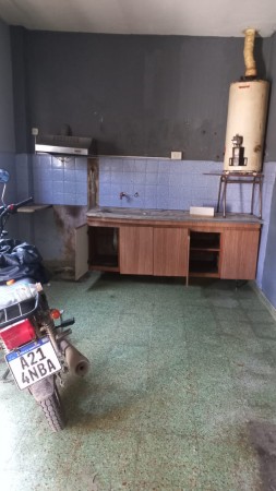 VENDO  AMPLIA CASA DE MATERIAL CON TERRENO  A RECICLAR EN BARRIO LA PERLITA - MORENO