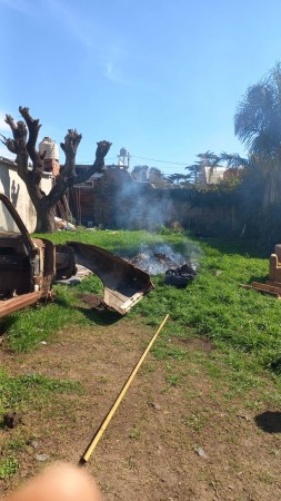 VENDO  AMPLIA CASA DE MATERIAL CON TERRENO  A RECICLAR EN BARRIO LA PERLITA - MORENO