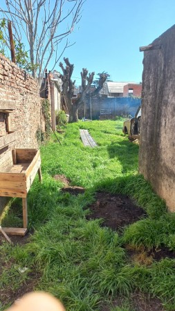 VENDO  AMPLIA CASA DE MATERIAL CON TERRENO  A RECICLAR EN BARRIO LA PERLITA - MORENO