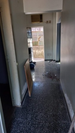 VENDO  AMPLIA CASA DE MATERIAL CON TERRENO  A RECICLAR EN BARRIO LA PERLITA - MORENO