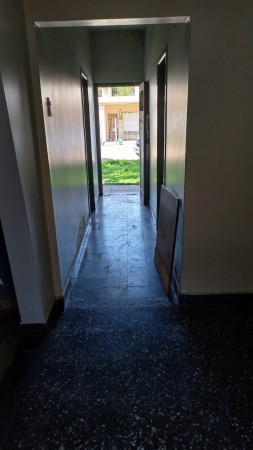 VENDO  AMPLIA CASA DE MATERIAL CON TERRENO  A RECICLAR EN BARRIO LA PERLITA - MORENO