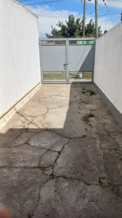 (AUT. 398) VENDO HERMOSA CASA DE MATERIAL CON TERRENO EN BARRIO LOMAS DE MORENO