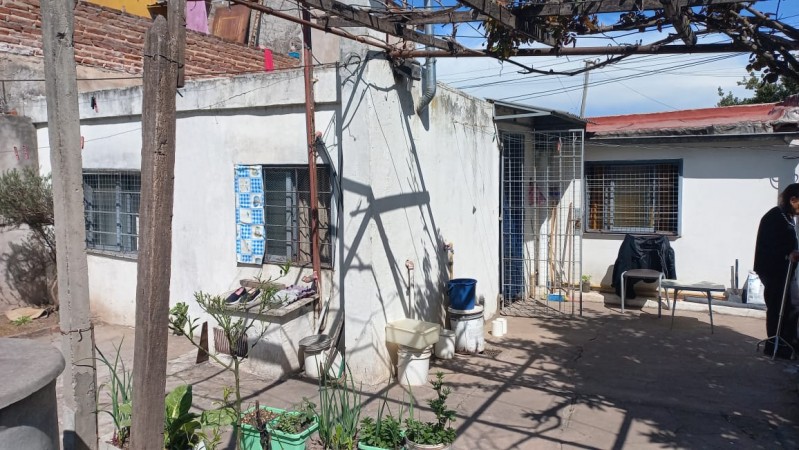 (AUT. 398) VENDO HERMOSA CASA DE MATERIAL CON TERRENO EN BARRIO LOMAS DE MORENO