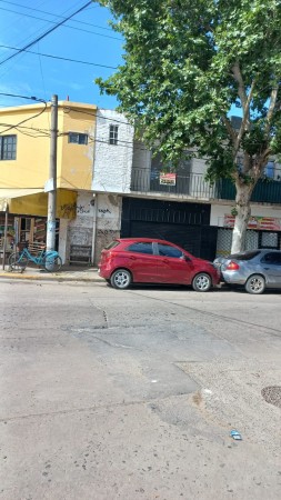 (AUT. 402) ALQUILO REGIO DEPARTAMENTO PLANTA ALTA, MORENO SUR FRENTE COLEGIO MARIANO MORENO