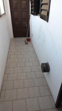 (AUT. 402) ALQUILO REGIO DEPARTAMENTO PLANTA ALTA, MORENO SUR FRENTE COLEGIO MARIANO MORENO