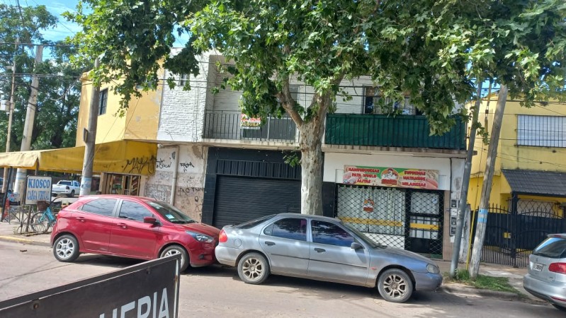 (AUT. 402) ALQUILO REGIO DEPARTAMENTO PLANTA ALTA, MORENO SUR FRENTE COLEGIO MARIANO MORENO