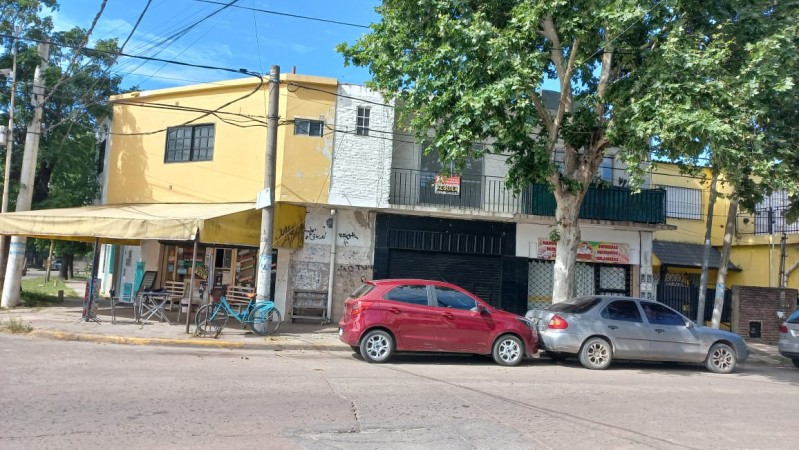 (AUT. 402) ALQUILO REGIO DEPARTAMENTO PLANTA ALTA, MORENO SUR FRENTE COLEGIO MARIANO MORENO