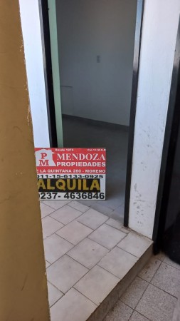 (AUT. 402) ALQUILO REGIO DEPARTAMENTO PLANTA ALTA, MORENO SUR FRENTE COLEGIO MARIANO MORENO