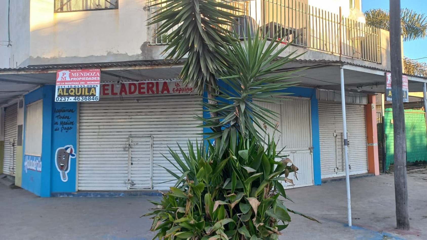 ALQUILO LOCAL COMERCIAL CON FONDO DE COMERCIO HELADERIA, CUENTA CON HELADERAS DE HELADOS CON BANDEJAS, SILLAS, MESAS ETC.