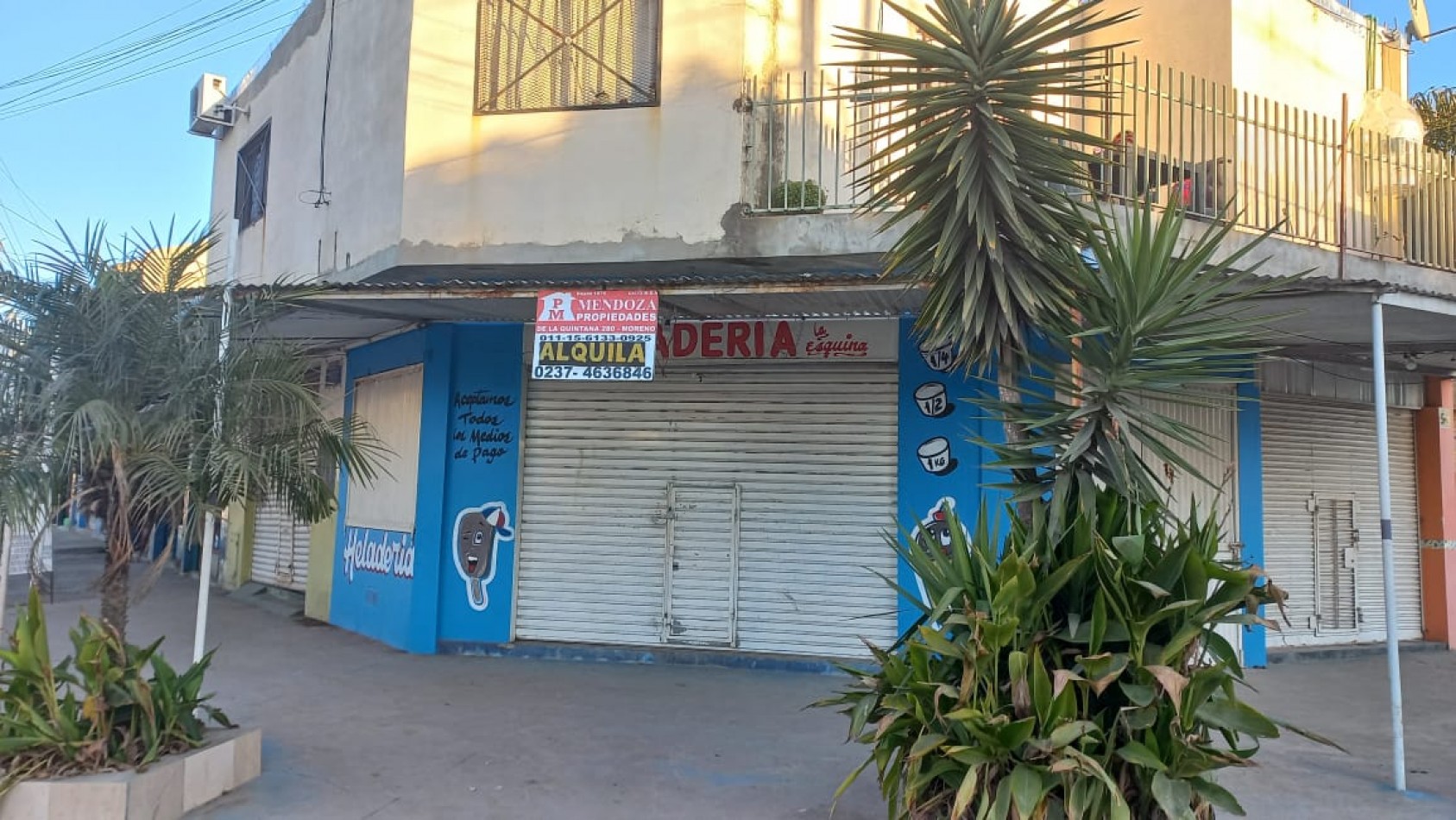 ALQUILO LOCAL COMERCIAL CON FONDO DE COMERCIO HELADERIA, CUENTA CON HELADERAS DE HELADOS CON BANDEJAS, SILLAS, MESAS ETC.