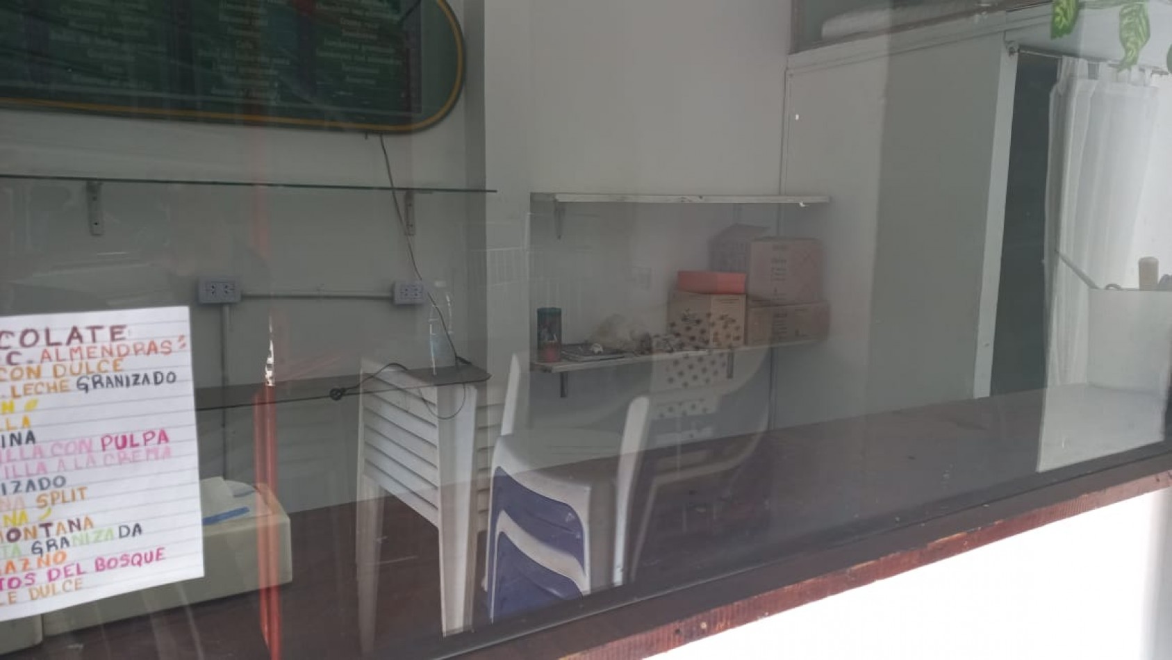 ALQUILO LOCAL COMERCIAL CON FONDO DE COMERCIO HELADERIA, CUENTA CON HELADERAS DE HELADOS CON BANDEJAS, SILLAS, MESAS ETC.