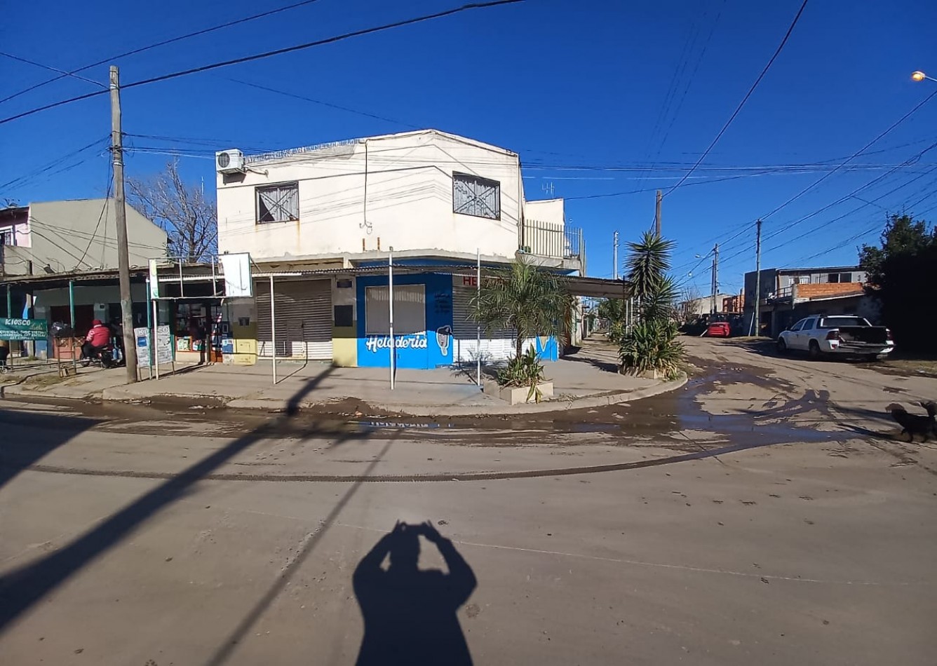 ALQUILO LOCAL COMERCIAL CON FONDO DE COMERCIO HELADERIA, CUENTA CON HELADERAS DE HELADOS CON BANDEJAS, SILLAS, MESAS ETC.