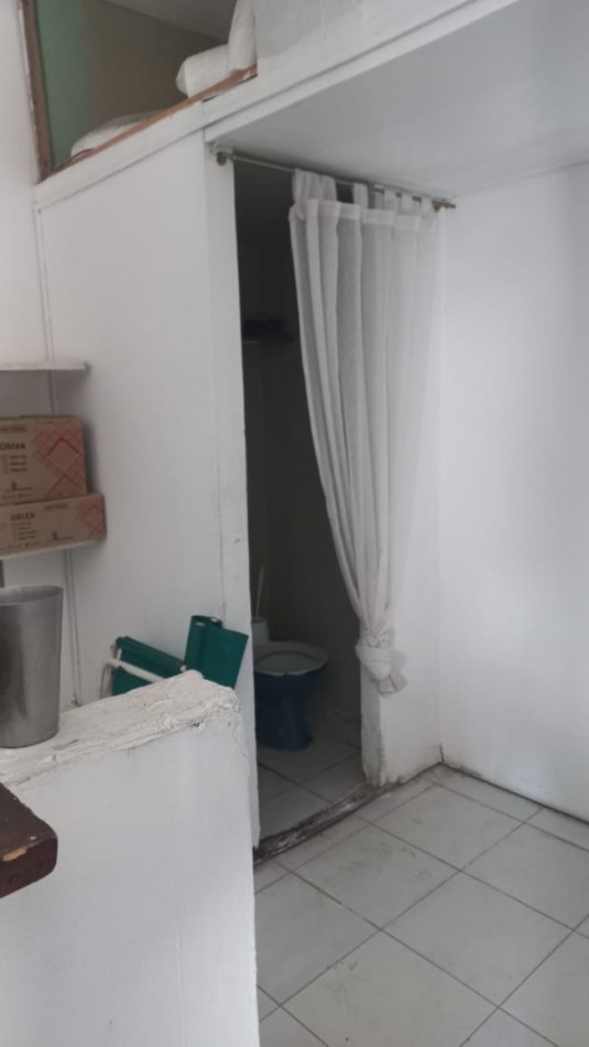 ALQUILO LOCAL COMERCIAL CON FONDO DE COMERCIO HELADERIA, CUENTA CON HELADERAS DE HELADOS CON BANDEJAS, SILLAS, MESAS ETC.