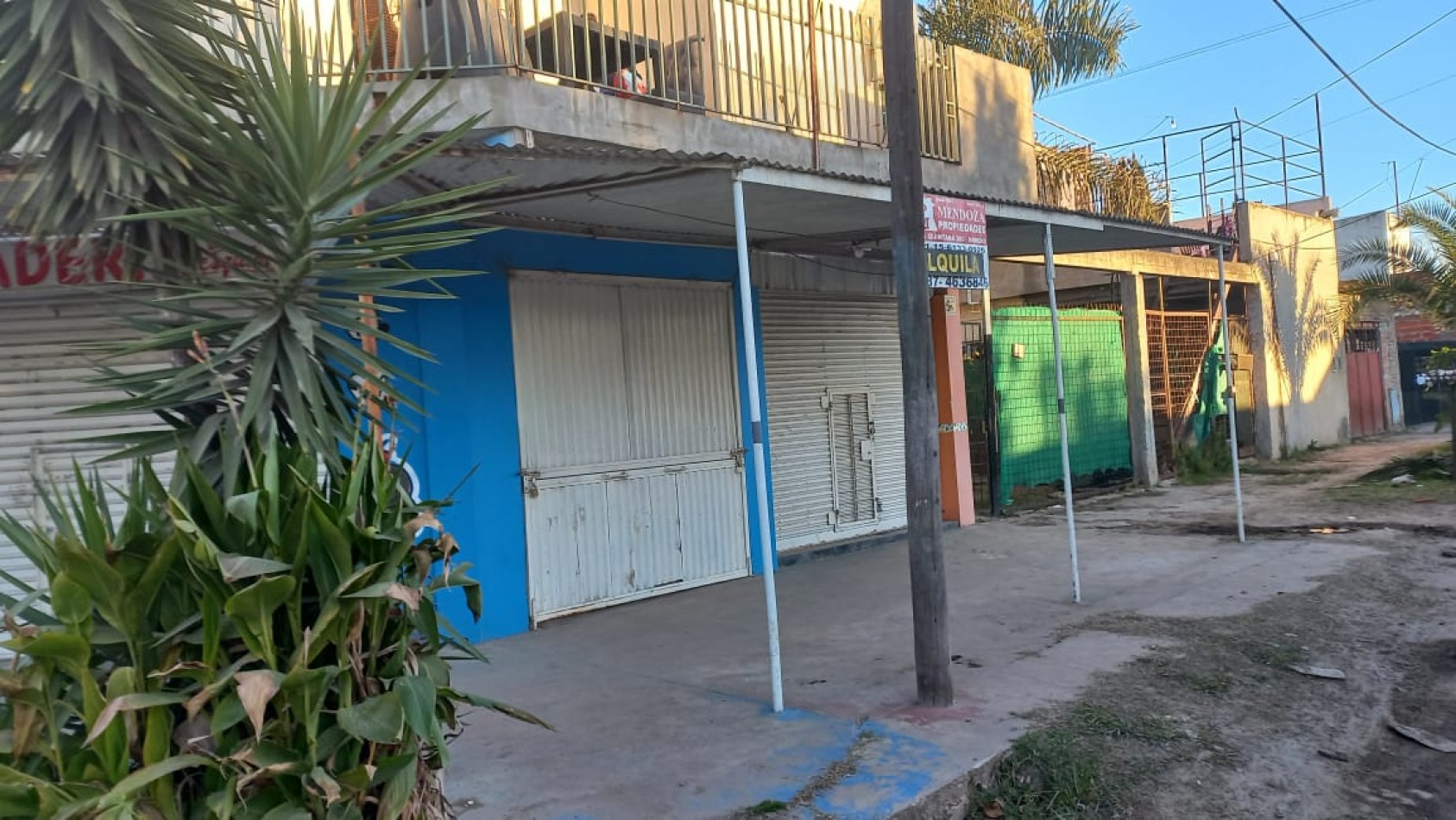 ALQUILO LOCAL COMERCIAL CON FONDO DE COMERCIO HELADERIA, CUENTA CON HELADERAS DE HELADOS CON BANDEJAS, SILLAS, MESAS ETC.