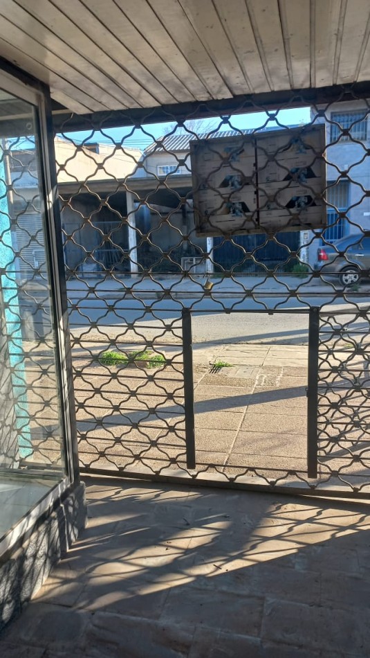 ALQUILO AMPLIO LOCAL COMERCIAL CON DEPOSITO ZONA COMERCIAL, AVENIDA MARCOS DEL BUENO 735 Y POSADAS BARRIO LA PERLITA, MORENO. 