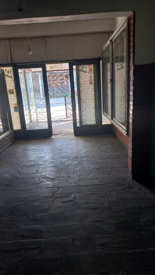 ALQUILO AMPLIO LOCAL COMERCIAL CON DEPOSITO ZONA COMERCIAL, AVENIDA MARCOS DEL BUENO 735 Y POSADAS BARRIO LA PERLITA, MORENO. 