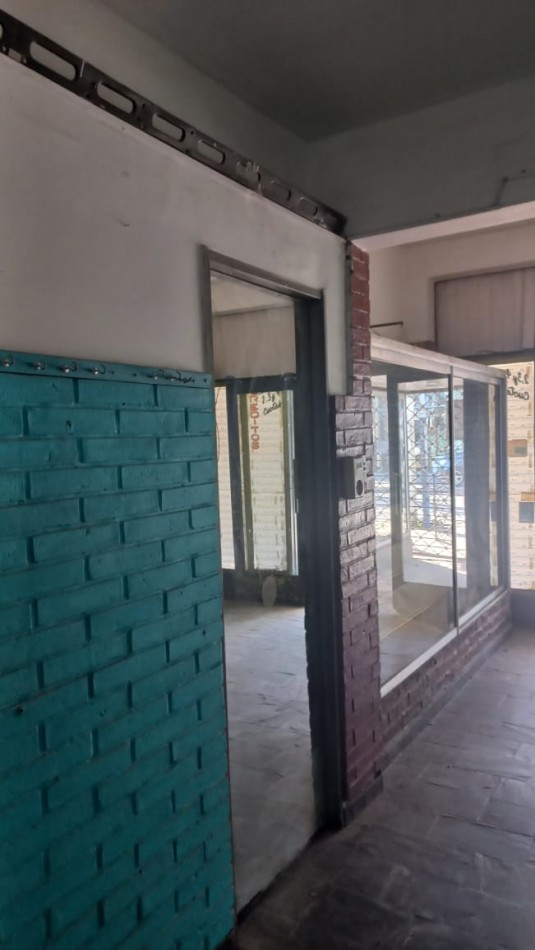 ALQUILO AMPLIO LOCAL COMERCIAL CON DEPOSITO ZONA COMERCIAL, AVENIDA MARCOS DEL BUENO 735 Y POSADAS BARRIO LA PERLITA, MORENO. 