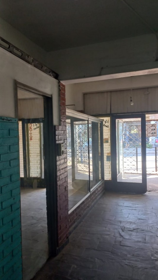 ALQUILO AMPLIO LOCAL COMERCIAL CON DEPOSITO ZONA COMERCIAL, AVENIDA MARCOS DEL BUENO 735 Y POSADAS BARRIO LA PERLITA, MORENO. 