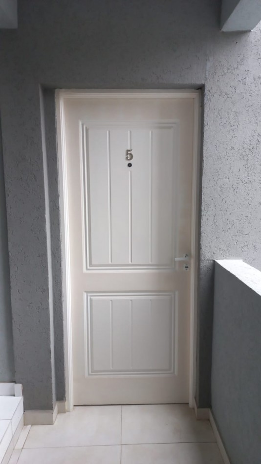 E N  P E R M U T A  REGIO DEPARTAMENTO EN MORENO CENTRO POR CASA CHICA CON TERRENO.