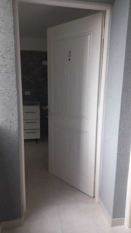 E N  P E R M U T A  REGIO DEPARTAMENTO EN MORENO CENTRO POR CASA CHICA CON TERRENO.