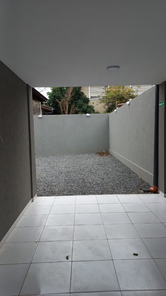 E N  P E R M U T A  REGIO DEPARTAMENTO EN MORENO CENTRO POR CASA CHICA CON TERRENO.