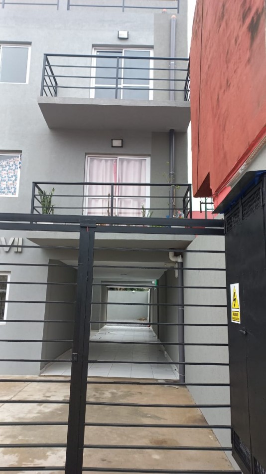 E N  P E R M U T A  REGIO DEPARTAMENTO EN MORENO CENTRO POR CASA CHICA CON TERRENO.