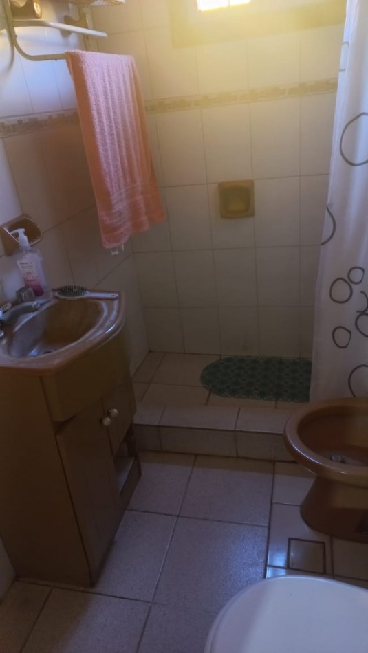 OFERTA IMPERDIBLE PARA INVERSIONISTA O FAMILIA NUMEROSA, VENDO HERMOSA CASA DE MATERIAL TOTALMENTE TERMINADO DE APROXIMADAMENTE 190 M2 CUBIERTO