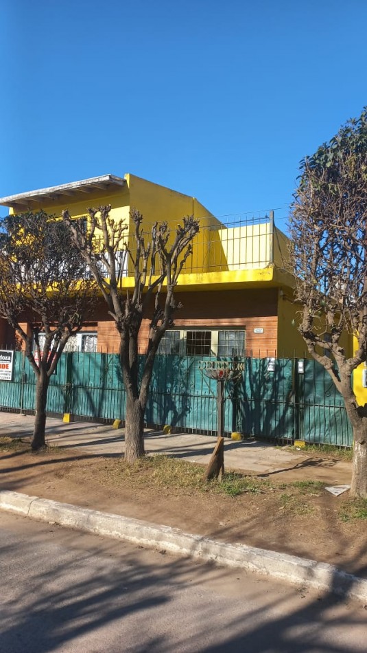 OFERTA IMPERDIBLE PARA INVERSIONISTA O FAMILIA NUMEROSA, VENDO HERMOSA CASA DE MATERIAL TOTALMENTE TERMINADO DE APROXIMADAMENTE 190 M2 CUBIERTO