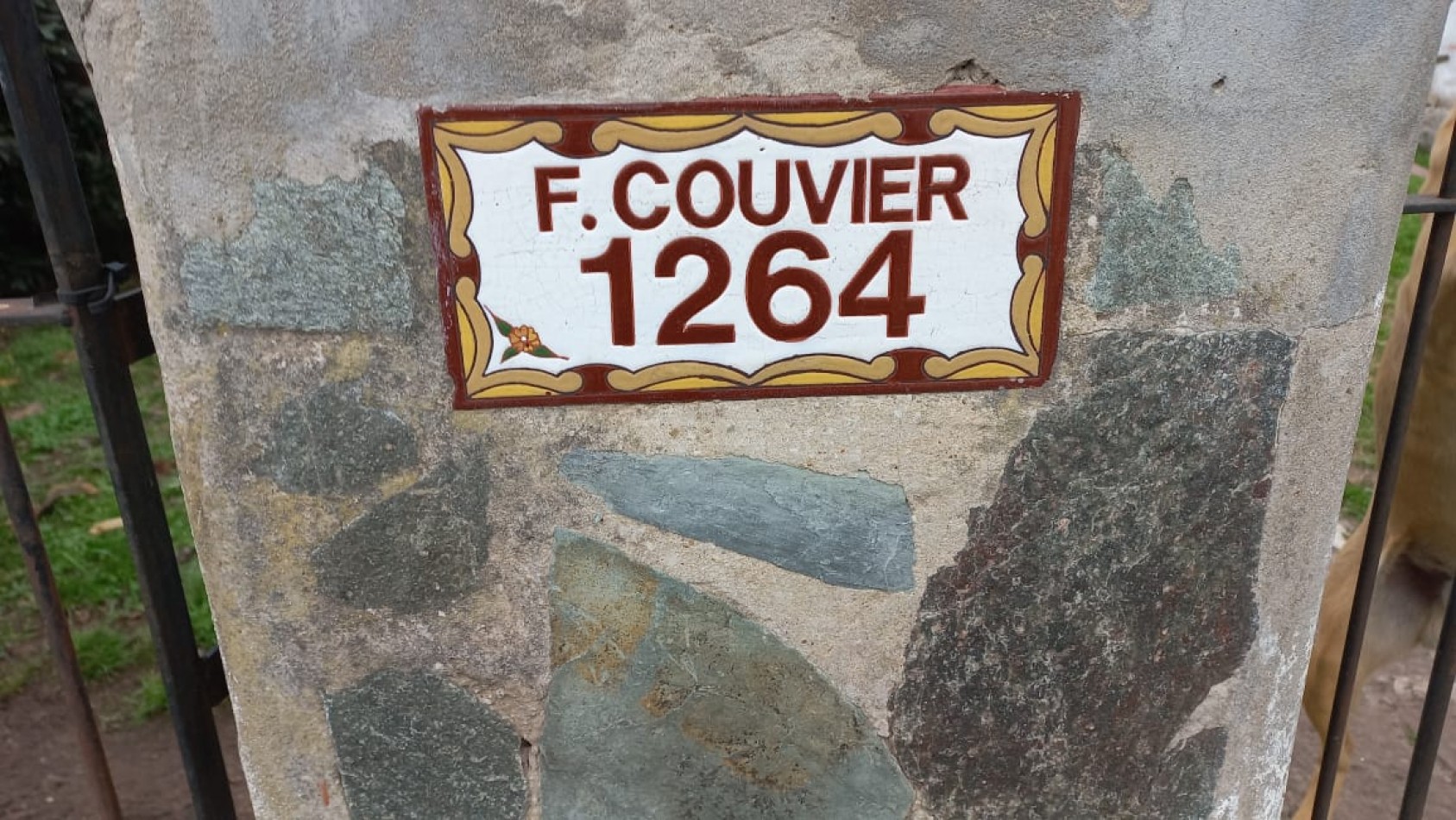 VENDO 2 HERMOSA CASA JUNTAS EN EL BARRIO CASCO SALA, CALLE: F. COUVIER 1264 MORENO SUR, HAY ESCRITURA