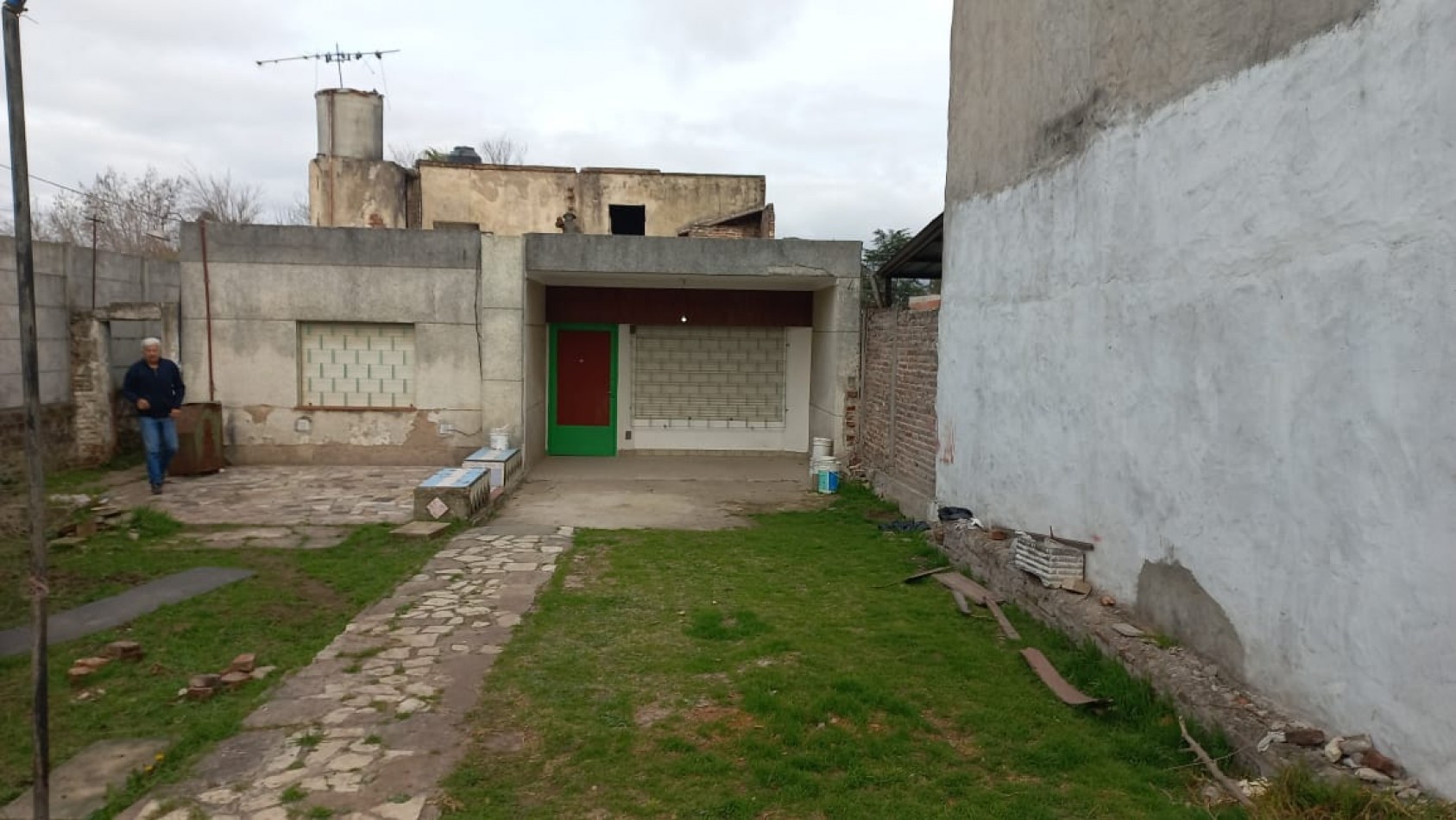VENDO 2 HERMOSA CASA JUNTAS EN EL BARRIO CASCO SALA, CALLE: F. COUVIER 1264 MORENO SUR, HAY ESCRITURA