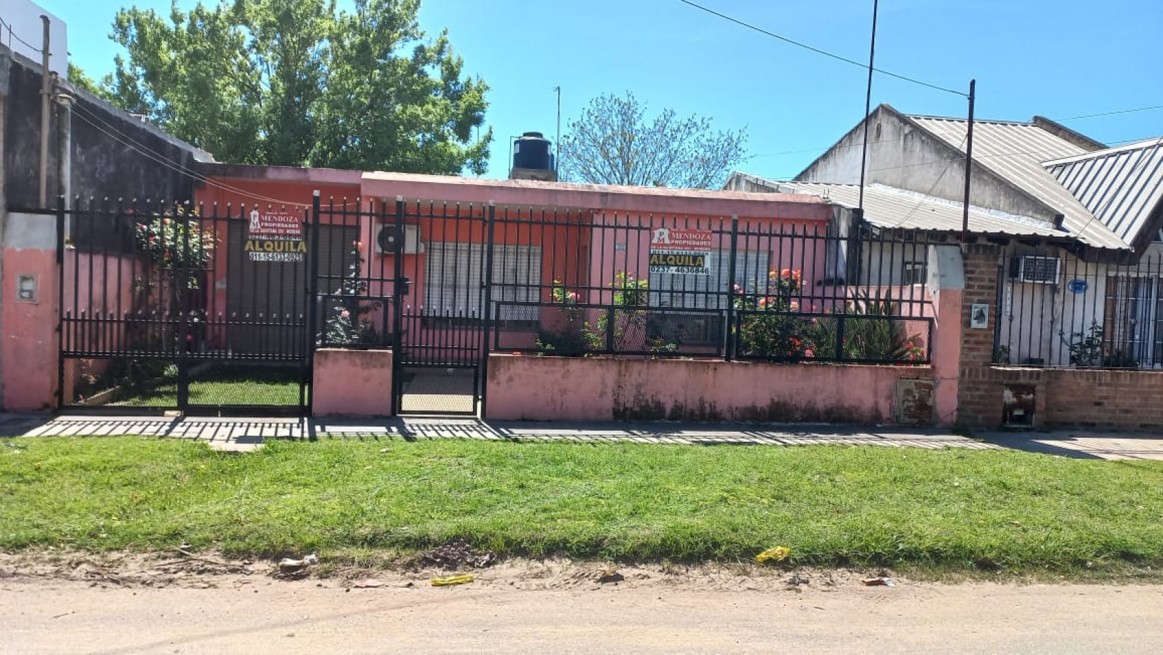A L Q U I L O  HERMOSA CASA DE MATERIAL CON 2 DORMITORIOS, SOBRE ASFALTO, TODOS LOS SERVICIOS EN EL BARRIO CIUDAD SATELITE, CALLE HUGUES 1025