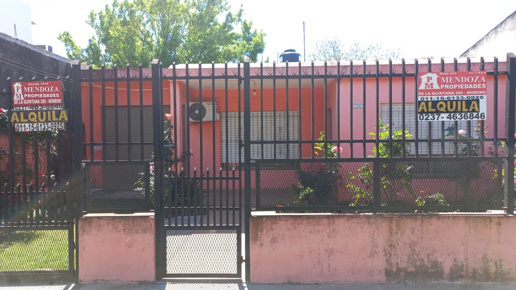 A L Q U I L O  HERMOSA CASA DE MATERIAL CON 2 DORMITORIOS, SOBRE ASFALTO, TODOS LOS SERVICIOS EN EL BARRIO CIUDAD SATELITE, CALLE HUGUES 1025