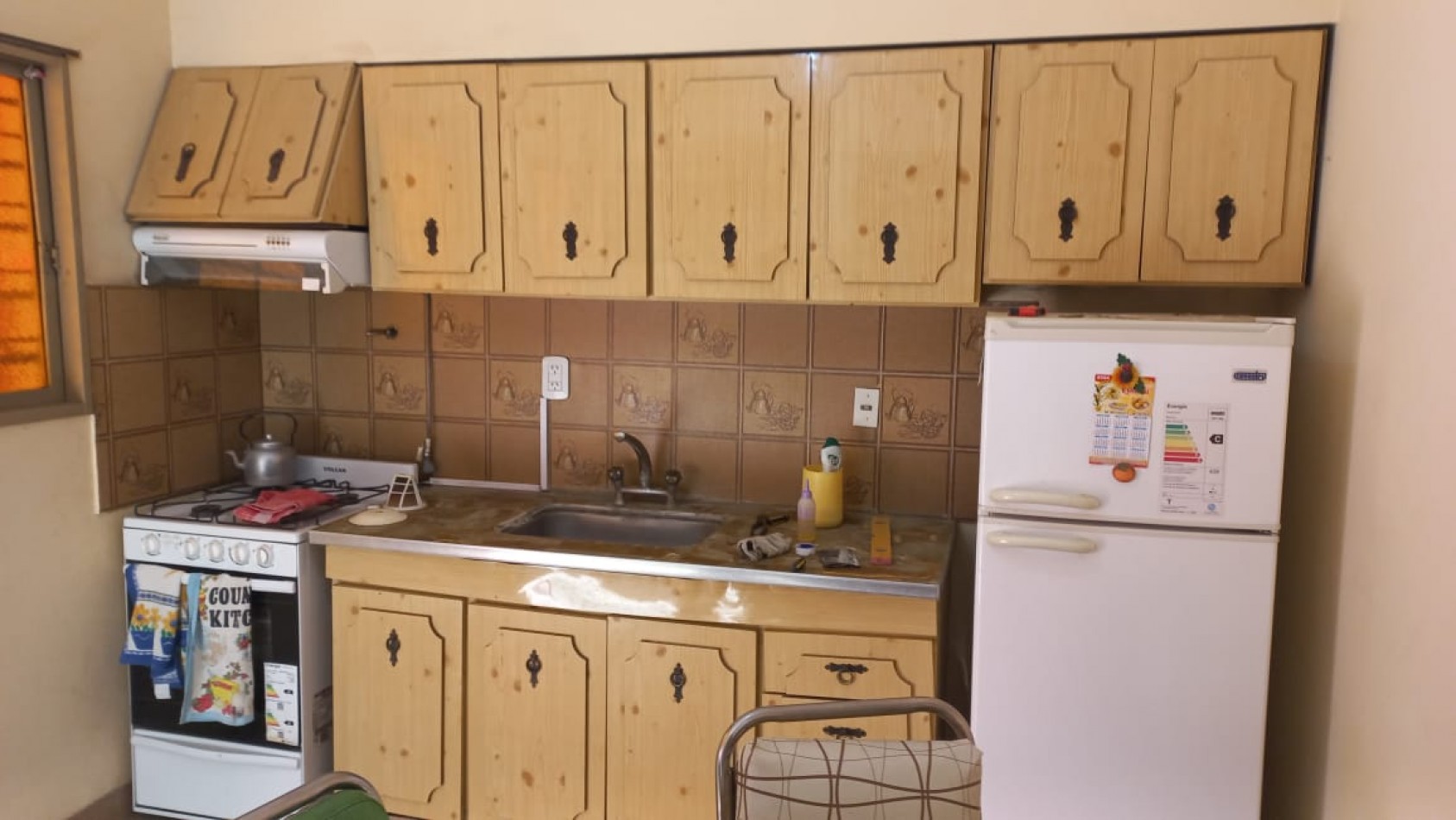 A L Q U I L O  HERMOSA CASA DE MATERIAL CON 2 DORMITORIOS, SOBRE ASFALTO, TODOS LOS SERVICIOS EN EL BARRIO CIUDAD SATELITE, CALLE HUGUES 1025