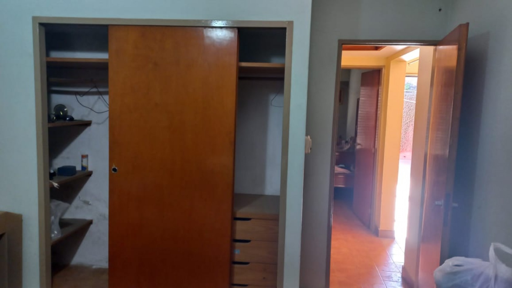 A L Q U I L O  HERMOSA CASA DE MATERIAL CON 2 DORMITORIOS, SOBRE ASFALTO, TODOS LOS SERVICIOS EN EL BARRIO CIUDAD SATELITE, CALLE HUGUES 1025